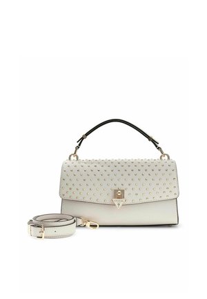 Sac à main en cuir blanc de marque Guess avec clous dorés, poignée supérieure, verrou avant, et bandoulière amovible posée à côté sur fond blanc.