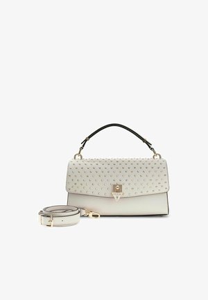 Sac à main en cuir blanc de marque Guess avec clous dorés, poignée supérieure, verrou avant, et bandoulière amovible posée à côté sur fond blanc.