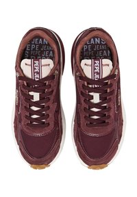 Un paio di sneaker bordeaux e marroni con suole bianche, lacci bordeaux e il marchio "Pepe Jeans" sulla linguetta e sulla soletta interna.