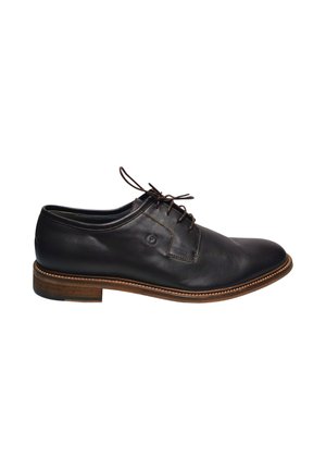 Scarpa da uomo elegante in pelle nera con suola marrone, allacciatura frontale e dettagli cuciti su sfondo bianco.