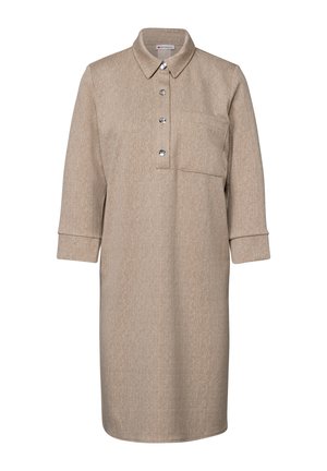 Abito camicia beige realizzato in tessuto testurizzato, con chiusura a bottoni sul davanti, colletto, maniche lunghe e taschino sul petto.