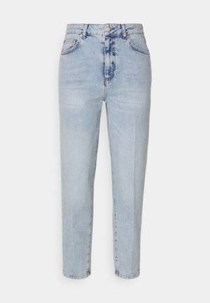 Jean en denim bleu clair avec taille haute, coupe droite, poches avant visibles et délavage. Coutures et détails de bouton présents.