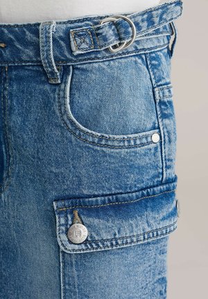 Gaiši zilā džinsa svārki ar fakturētu apdari, aprīkoti ar sudrabotu pogu, jostas cilpām un kabatām.