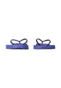 Infradito viola con suole testurizzate intrecciate e cinturini a forma di cuore. Realizzate in materiale flessibile, presentano una superficie liscia e una costruzione resistente.