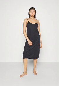 Sort midi-slipkjole med tynde stropper, glat stof og en afslappet pasform, med et enkelt design uden synlige mønstre eller hardware.