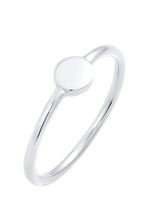Bague fine en argent poli avec un sertissage lisse, rond et plat sur fond blanc.