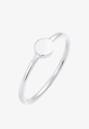 Bague fine en argent poli avec un sertissage lisse, rond et plat sur fond blanc.