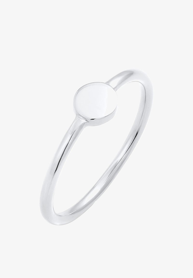 Bague fine en argent poli avec un sertissage lisse, rond et plat sur fond blanc.