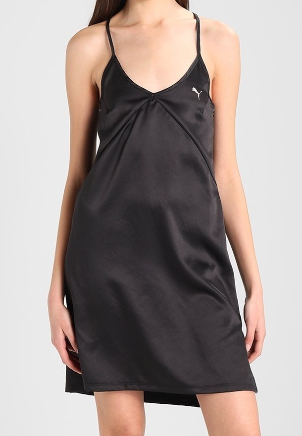 Robe en satin noire avec col en V, bretelles fines réglables et détail torsadé sur la poitrine. Présente un logo discret en haut à gauche.