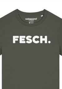 Dunkelgrünes Baumwoll-T-Shirt mit fettem weißen Aufdruck "FESCH." Mit Rundhalsausschnitt und kurzen Ärmeln.