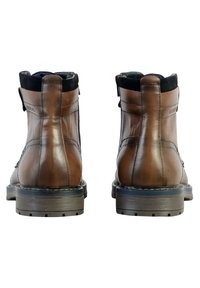 Botas de tobillo de cuero marrón con acentos de ante, que presentan un acabado suave, cremalleras laterales y suelas de goma gruesas para mayor estabilidad.