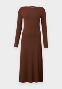 Brun ribbet langermet kjole med rett silhuett, rund hals og ankelhøyde design. Enkel og sømløs konstruksjon.