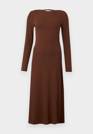 Rjava rebrasta obleka z dolgimi rokavi, enostavne silhuete, okroglim izrezom in dolžino do gležnjev. Preprosta in brezšivna zasnova.