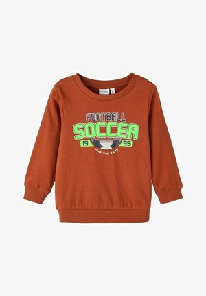Rustfarvet langærmet sweatshirt til småbørn med teksten "FOOTBALL SOCCER 1995 PLAY THE GAME" og en grafisk fodbold på forsiden.