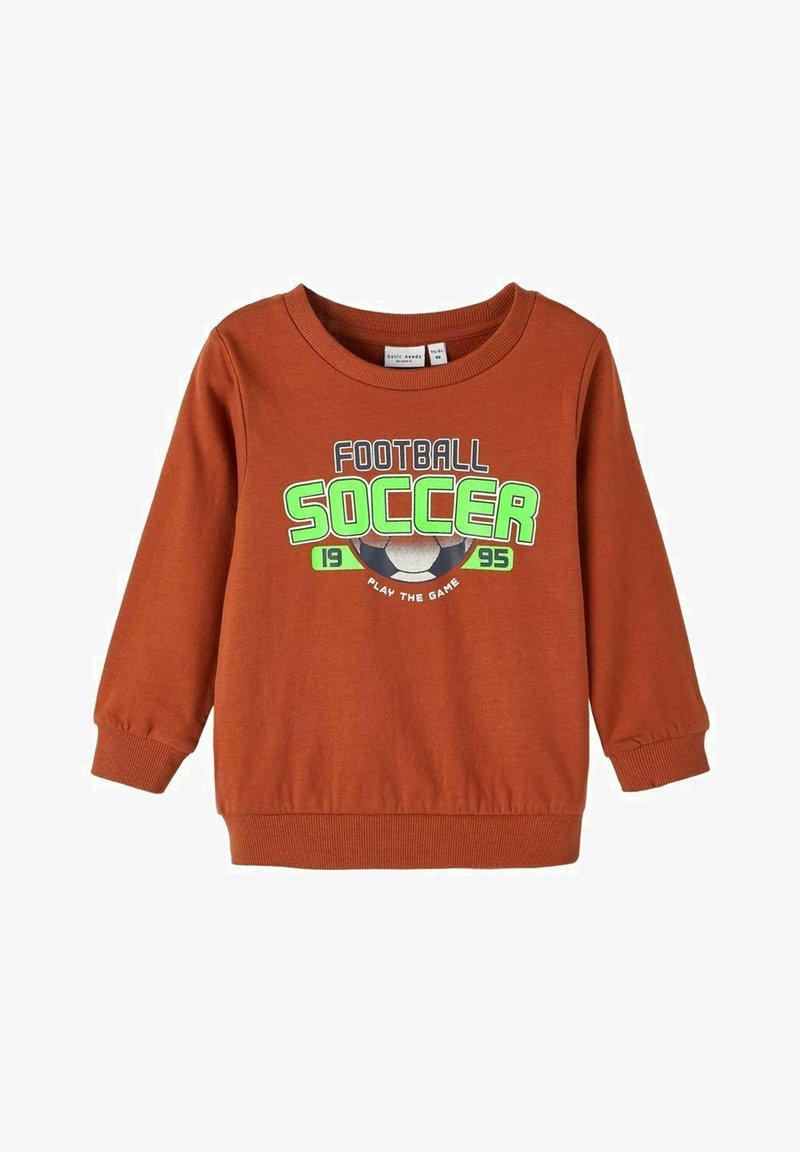 Sweat-shirt à manches longues couleur rouille pour tout-petit avec l'inscription "FOOTBALL SOCCER 1995 PLAY THE GAME" et un graphique de ballon de football sur le devant.