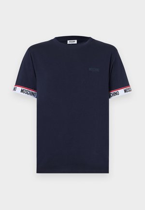 Tengerészkék rövid ujjú póló kerek nyakkivágással, fehér csíkokkal piros csíkkal és "MOSCHINO" felirattal az ujjmandzsettákon.