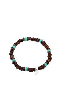 Armband av bruna träpärlor som är insprängda med turkosa accentpärlor, med en liten silverberlock. Cirkulär form, slät yta.