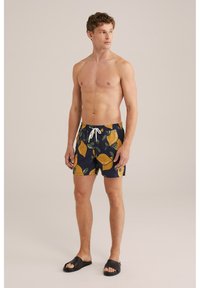 Marinefarbenen Schwimmshorts mit einem Muster aus gelben Zitronen und grünen Blättern, elastischem Bund mit Kordelzug, Seitentaschen und einem Logodetail.