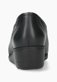 Mocassin en cuir noir avec une tige texturée, un talon arrondi et des accents mats contrastés. Le design présente une finition lisse et épurée.