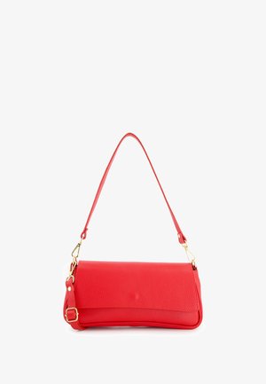 Sac à main en cuir rouge avec une finition texturée, de forme allongée et une bandoulière amovible. Présente des accessoires en métal doré et une fermeture à rabat.
