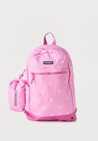 Ροζ σακίδιο πλάτης Abercrombie με λευκά σχέδια ελαφιού, μπροστινή τσέπη με φερμουάρ, συνδεδεμένη μικρή θήκη και πάνω λουράκι μεταφοράς σε λευκό φόντο.