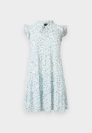 Hvid knælængde kjole med små blå blomsterprint, korte flæseærmer, lagdelt nederdel og bindedetalje ved høj hals.