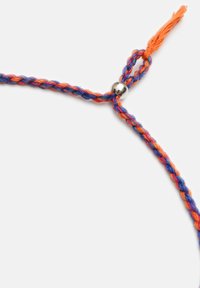 Farverig flettet snorarmbånd i orange, blå og lilla med en metal sølvperle accent og et frynset endedetail.