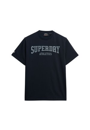Navy blauwe katoenen T-shirt met korte mouwen, voorzien van een groot grijs "SUPERDRY ATHLETICS" logo over de borst in dikke letters.