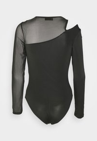 Svart asymmetrisk bodysuit med en genomskinlig lång ärm och genomskinlig övre del av bröstet, den andra axeln blottad, och en figurnära siluett.