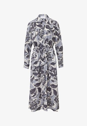 Długa sukienka koszulowa w jasnoniebieskim kolorze, ozdobiona ciemnymi wzorami kwiatowymi i liściastymi, z paskiem w talii i długimi rękawami. Wykonana z gładkiego materiału.