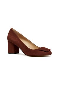 Zapatos de tacón alto de ante marrón con un acento cuadrado en la punta, casi de tacón bloque, con un forro interior suave y suela exterior negra.