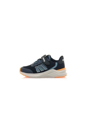 Zapatillas deportivas azul marinero con parte superior de malla, acentos grises, correa ajustable y suela naranja, que incluyen una suela acolchada para mayor comodidad.