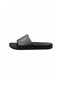 Zwarte slidesandalen met een gemetalliseerde bovenband en een cirkelvormig logoaccent. De zool is plat en gemaakt van rubber voor comfort.