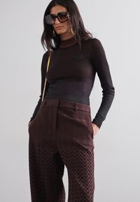 Missoni TROUSERS - Calças - chocolate plum