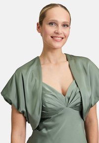 Groene satijnen jurk met een diepe halslijn, geplooide lijf en gedrapeerde korte mouwen. Glad textuur en elegante vorm.