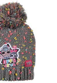 Gorro de punto gris con manchas de varios colores, un gran pompón y un diseño bordado colorido que presenta personajes y el texto "BFFS 4EVA."