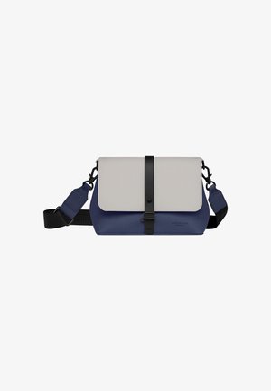 Borsa a tracolla con flap grigio e corpo blu navy. Realizzata in materiale resistente, presenta una tracolla regolabile e dettagli in metallo nero.