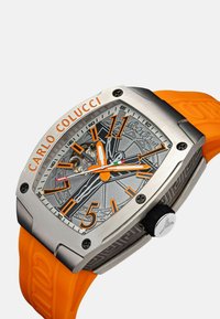 Armbanduhr mit orangefarbenem Silikonarmband, Edelstahlgehäuse, grauem Zifferblatt, orangefarbenen Akzenten und Skelettdesign; mit großen, auffälligen Stundenmarkierungen.