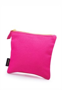 Rožinė audinio maišelį su auksine užtrauktuku, stačiakampio formos, su audinio etikete su tekstu "YOKO AMI" šone. Lygus paviršius.