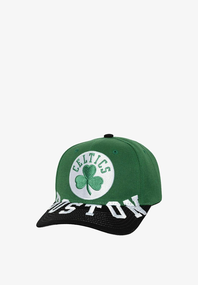 Grüne Baseballkappe mit einem gestickten weißen runden Logo, das ein Kleeblatt und "CELTICS" zeigt, schwarzer Schirm mit "BOSTON" in weißen Buchstaben.