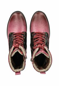 Botas de tobillo rosas y negras con diseño en relieve de flores, cuero texturizado, punta redonda, cordones y puños forrados de piel. Cremalleras laterales para facilitar el acceso.