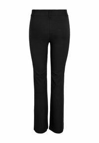 Crne hlače s ravnim krojem, izrađene od glatkog materijala. Imaju ravni pojas i nemaju džepove. Jednostavne su i neukrašene.