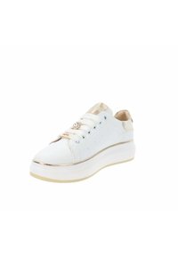 Sneaker bianco con tomaia texturizzata, dettagli dorati, suola piatta e decorativa, e lacci ornamentali. Punta rotonda e finitura liscia.