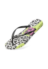 Chancla negra con una correa texturizada y una suela estampada que presenta una mezcla de detalles de estampado de leopardo en gris, blanco, rosa y verde.