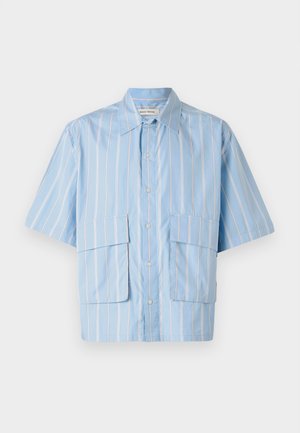 Blå kortærmet skjorte med lodrette hvide og lyserøde striber. To store påsyede lommer og knaplukning foran.