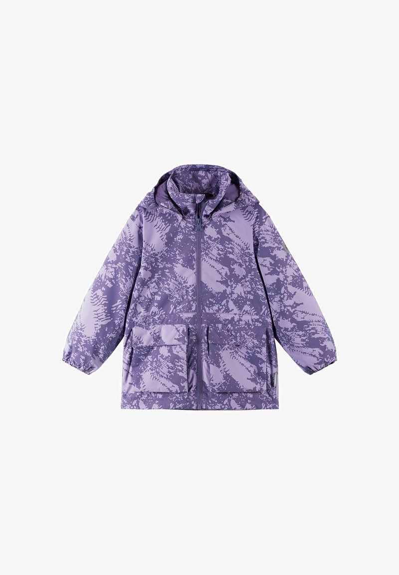 Veste matelassée pourpre avec capuche, présentant un motif texturé de fougères, deux poches avant et une fermeture éclair intégrale. Tissu synthétique lisse.