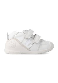 Weißer Kinderschuh mit verstellbaren Klettverschlüssen, runder Zehenpartie und strukturiertem Laufsohle; mit grauen Akzenten und Biomecanics-Logo an der Ferse.