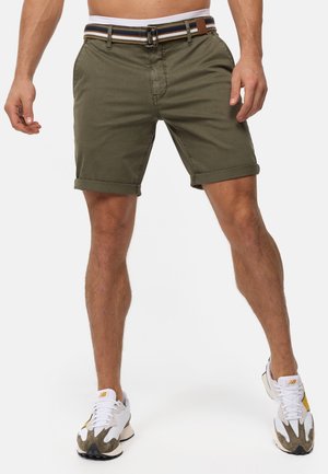 Olivenfarvede shorts med optrukne nederkanter, en lille frontlomme og en beltestrop med et flerfarvet stribet bånd. Fremstillet af bomuldsmateriale.