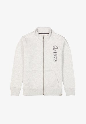 Sudadera de cremallera en gris claro con cuello alto, dos bolsillos frontales y texto impreso "1972" con un icono de baloncesto en el lado izquierdo.