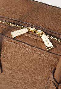 MICHAEL Michael Kors ASHTON ZIP SATCHEL - Handbag - dark caramel